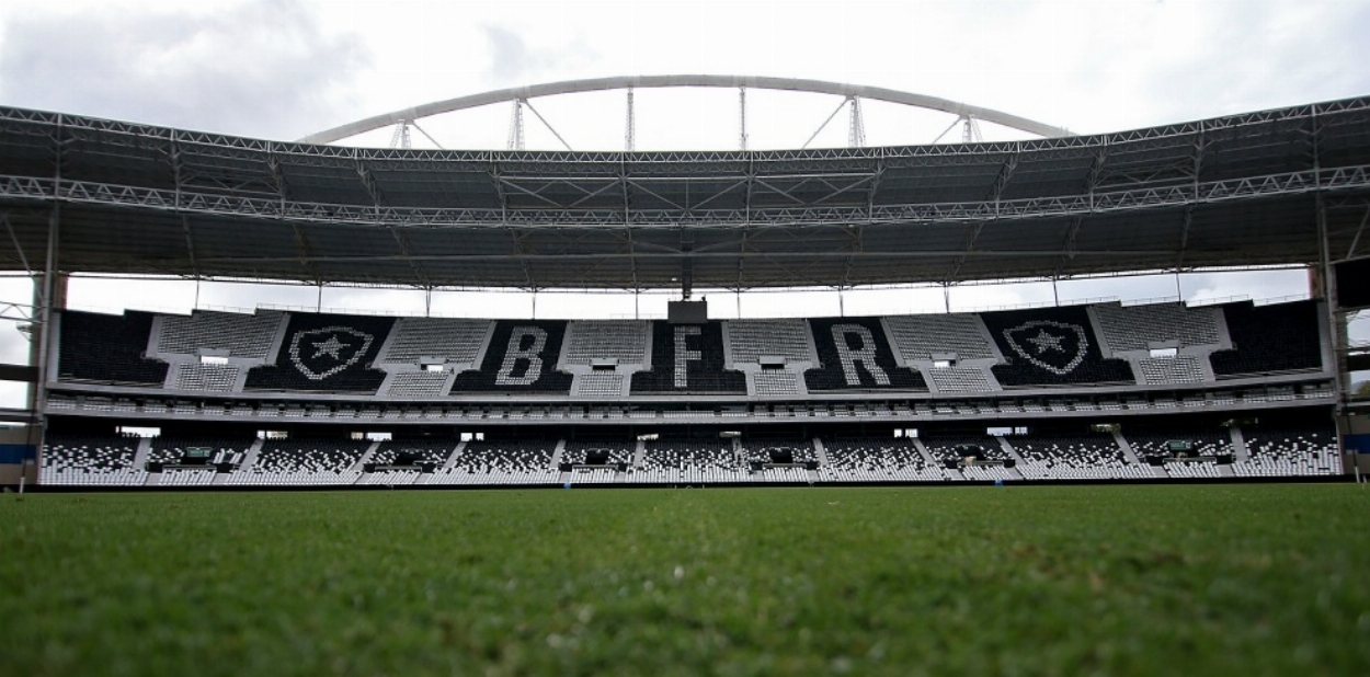 Estádio Nilton Santos, do Botafogo, visto do gramado